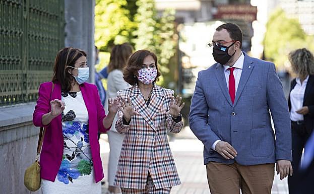 Carmen Calvo, entre la vicesecretaria general delPSOE, Adriana Lastra, y el presidente delPrincipado, Adrián Barbón, ayer en Oviedo. daniel mora
