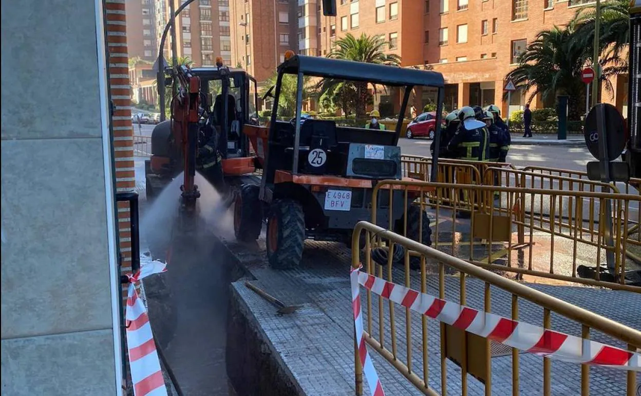 Un escape de gas en Fernando Morán obliga a cortar un tramo y a cerrar negocios