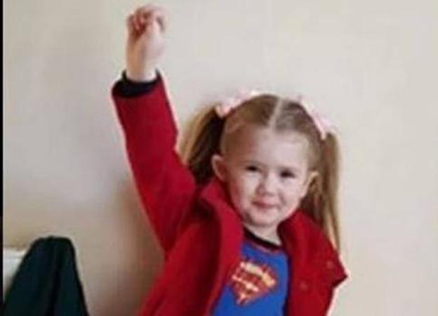 Maddie, de 6 años, disfrazada de Superman