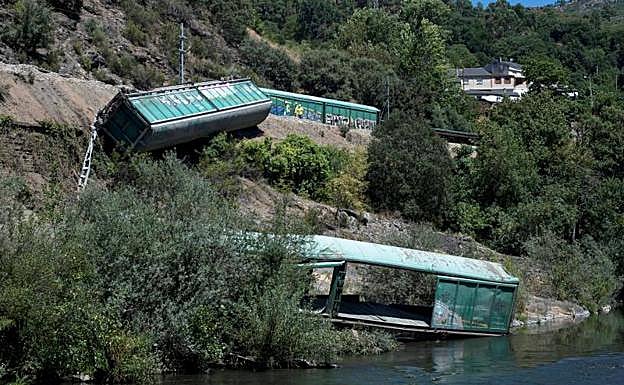 Trabajadores de Adif arrojan al río Sil dos vagones de un tren que descarriló en Galicia