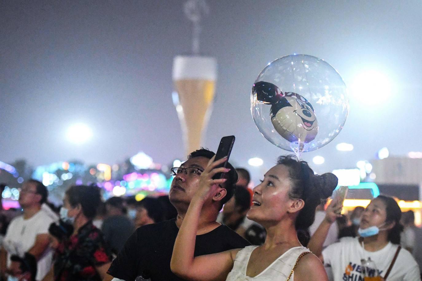 Miles de chinos han prescindido de mascarillas en el festival de cerveza Qingdao. Según la televisión estatal, se ha tratado de una oportunidad para que le gente «vuelva a la vida normal y pueda brindar»
