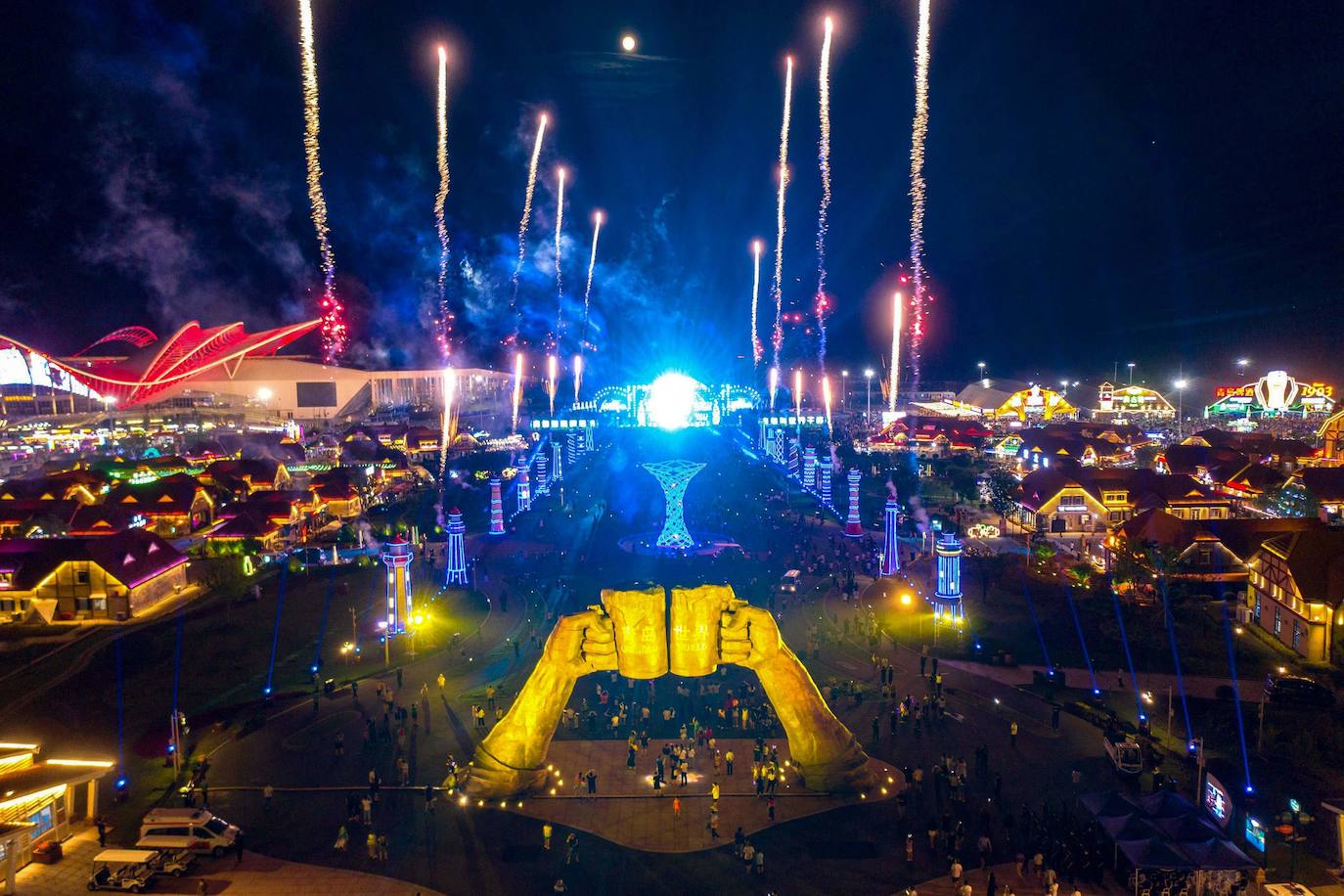 Miles de chinos han prescindido de mascarillas en el festival de cerveza Qingdao. Según la televisión estatal, se ha tratado de una oportunidad para que le gente «vuelva a la vida normal y pueda brindar»