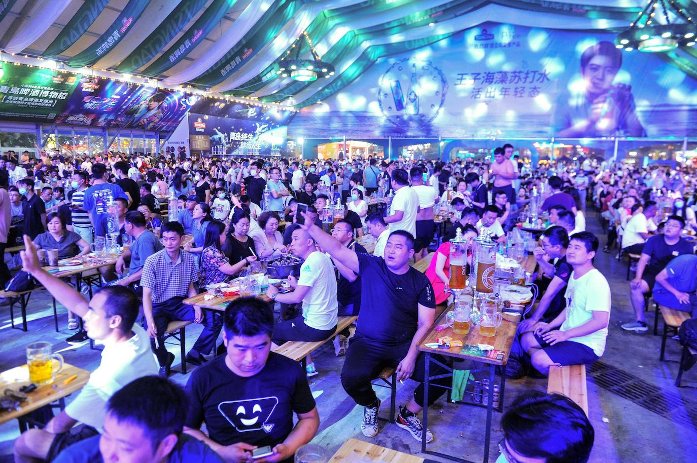 Miles de chinos han prescindido de mascarillas en el festival de cerveza Qingdao. Según la televisión estatal, se ha tratado de una oportunidad para que le gente «vuelva a la vida normal y pueda brindar»