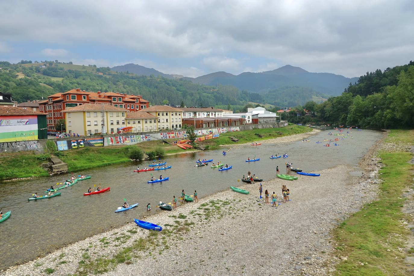 El intenso calor de este jueves da una tregua a pesar del buen tiempo en Asturias, lo que ha animado a asturianos y turistas a acudir al Sella o disfrutar de un paseo.