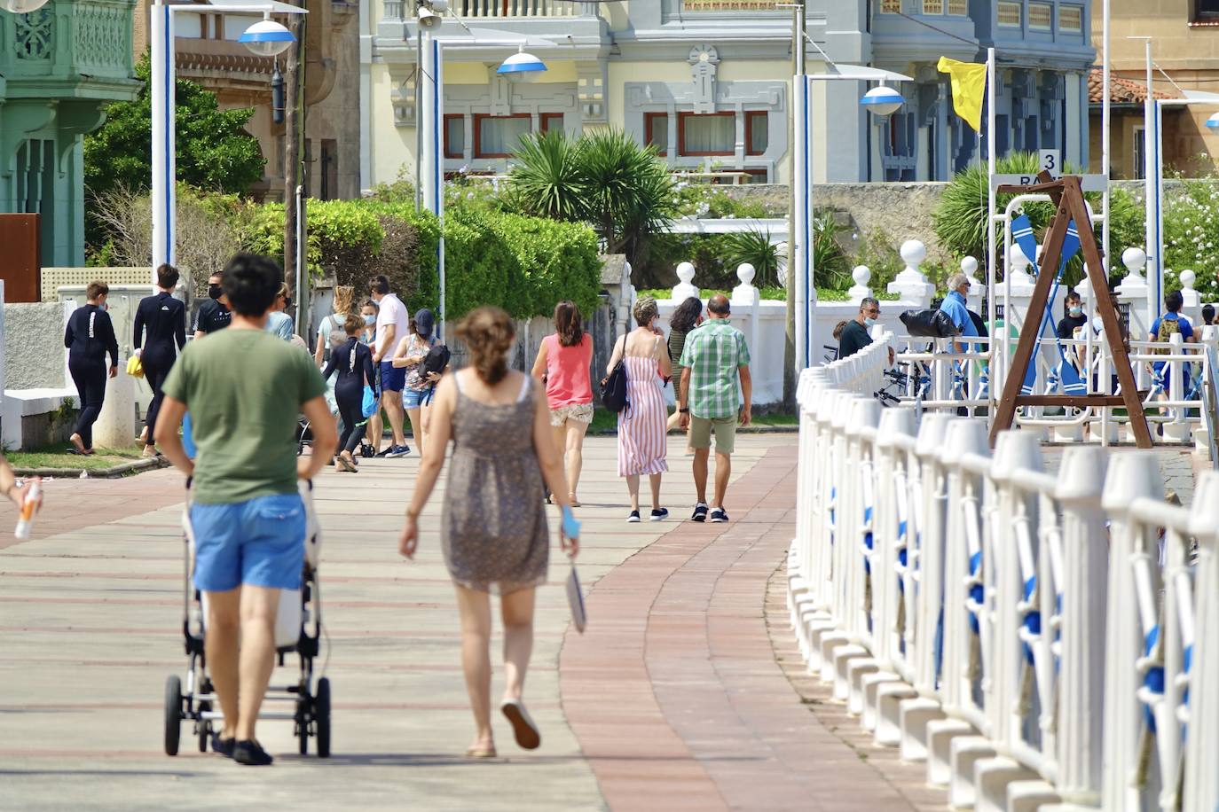 El intenso calor de este jueves da una tregua a pesar del buen tiempo en Asturias, lo que ha animado a asturianos y turistas a acudir al Sella o disfrutar de un paseo.