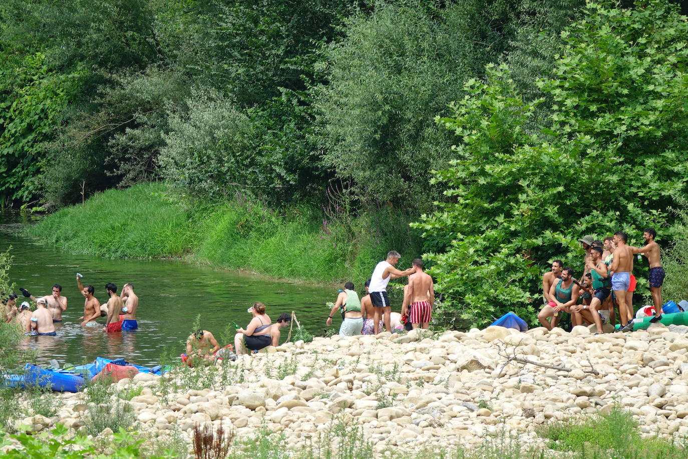 El intenso calor de este jueves da una tregua a pesar del buen tiempo en Asturias, lo que ha animado a asturianos y turistas a acudir al Sella o disfrutar de un paseo.