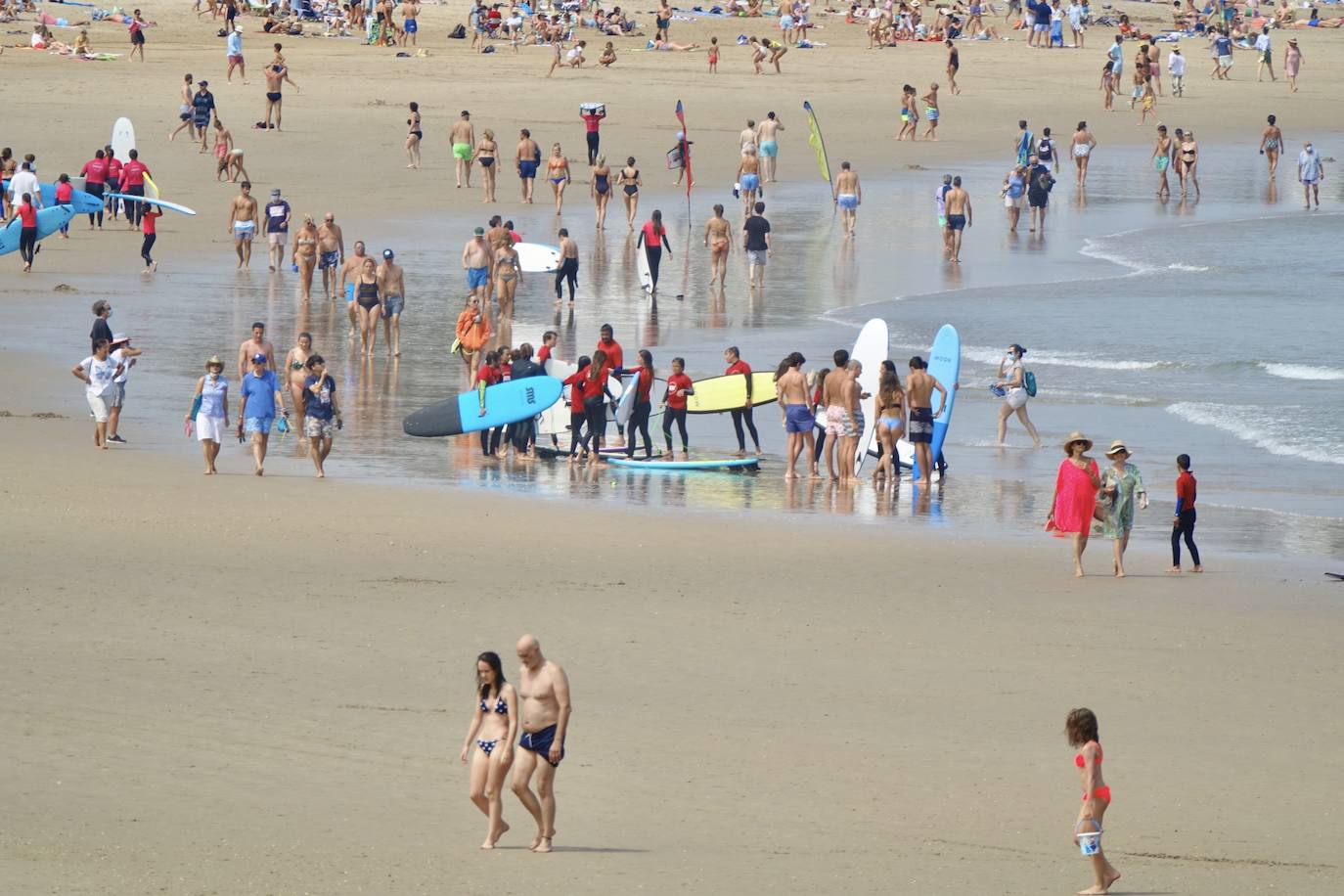 El intenso calor de este jueves da una tregua a pesar del buen tiempo en Asturias, lo que ha animado a asturianos y turistas a acudir al Sella o disfrutar de un paseo.