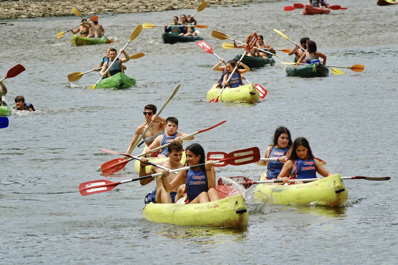 El intenso calor de este jueves da una tregua a pesar del buen tiempo en Asturias, lo que ha animado a asturianos y turistas a acudir al Sella o disfrutar de un paseo.