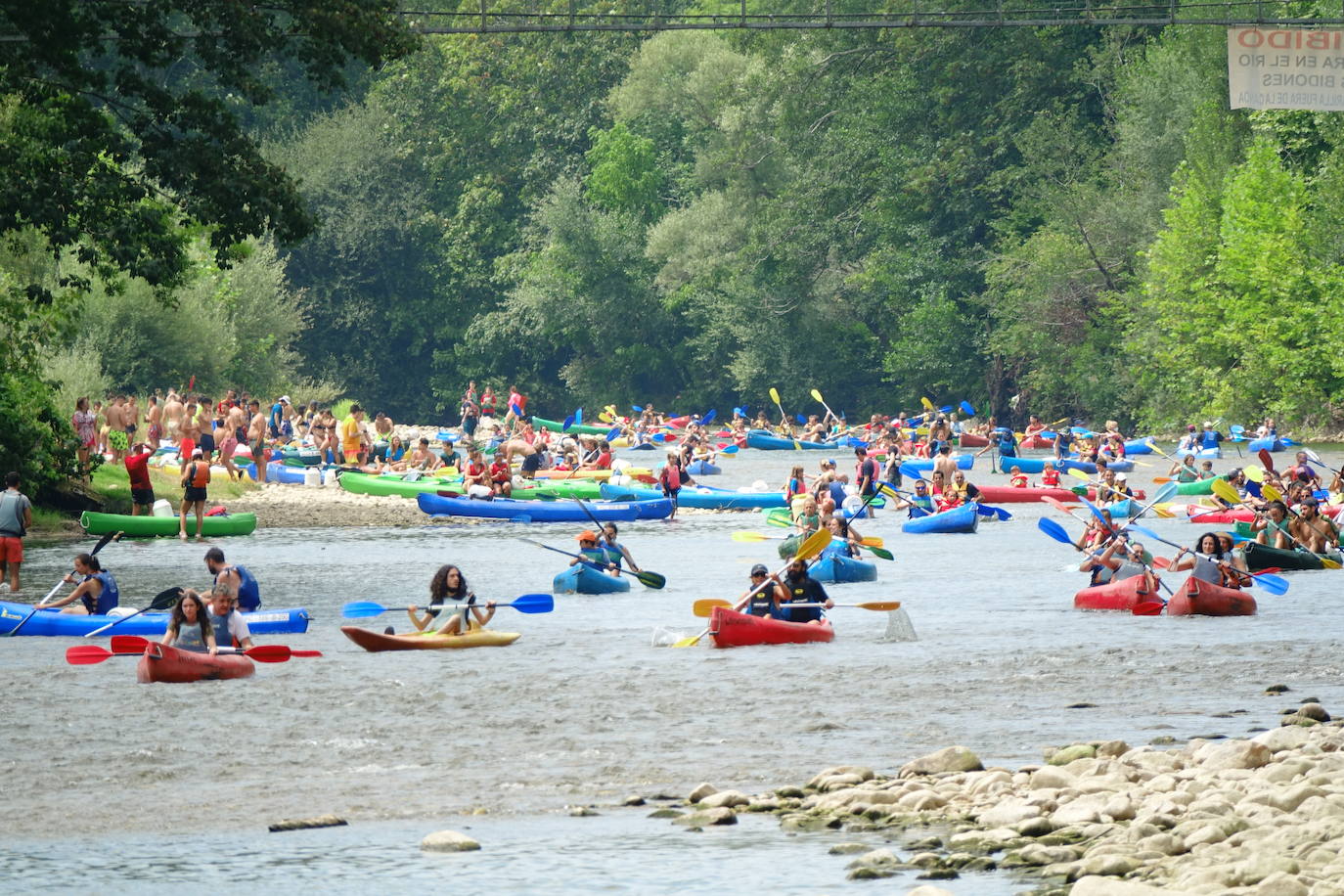 El intenso calor de este jueves da una tregua a pesar del buen tiempo en Asturias, lo que ha animado a asturianos y turistas a acudir al Sella o disfrutar de un paseo.