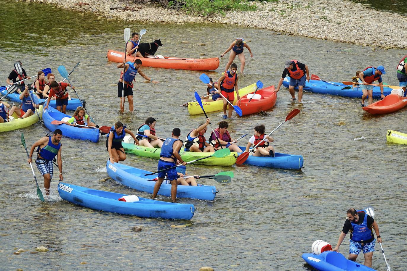 El intenso calor de este jueves da una tregua a pesar del buen tiempo en Asturias, lo que ha animado a asturianos y turistas a acudir al Sella o disfrutar de un paseo.