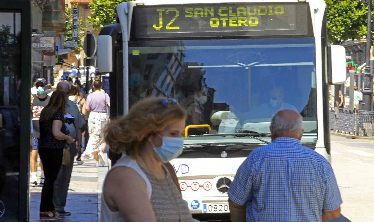 Un coche de la línea J e n la parada de Uría, ayer. 