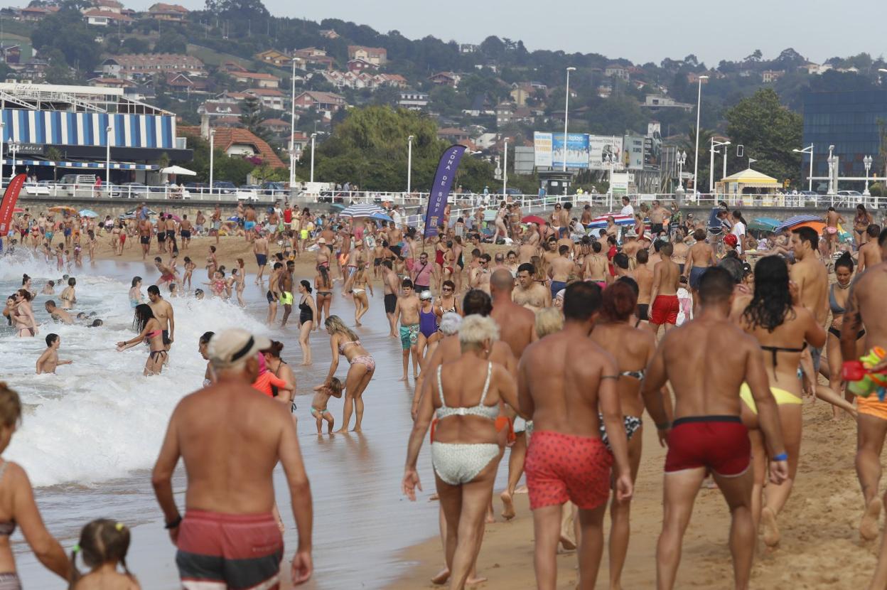 La playa de San Lorenzo tuvo que cerrar el acceso en varias de sus escaleras debido al lleno alcanzado. 