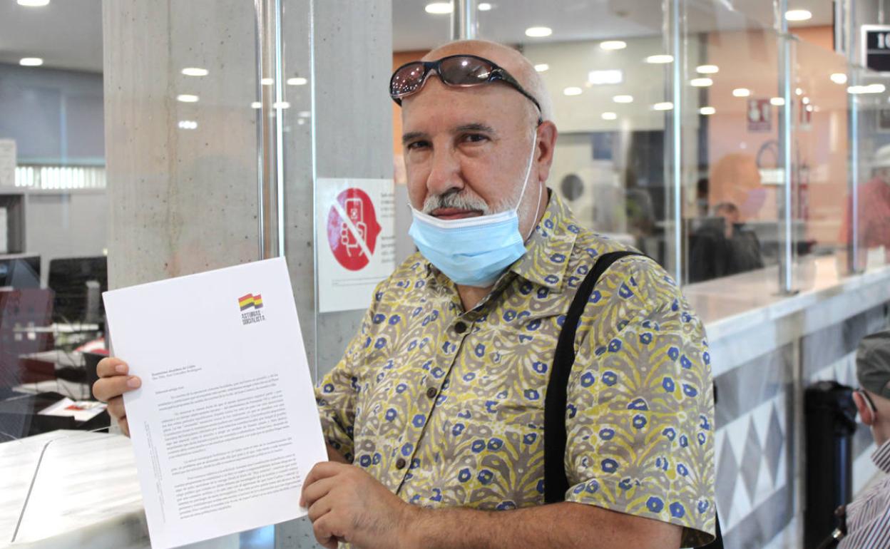 Nacho Morán, presidente de Asturias Socialista, momentos antes de pasar por registro la carta a la alcaldesa de Gijón para el cambio de nombre de la avenida Juan Carlos I.