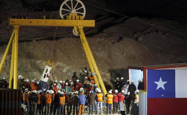 Familiares y autoridades, asistiendo al rescate de los mineros atrapados el 12 de octubre de 2010.