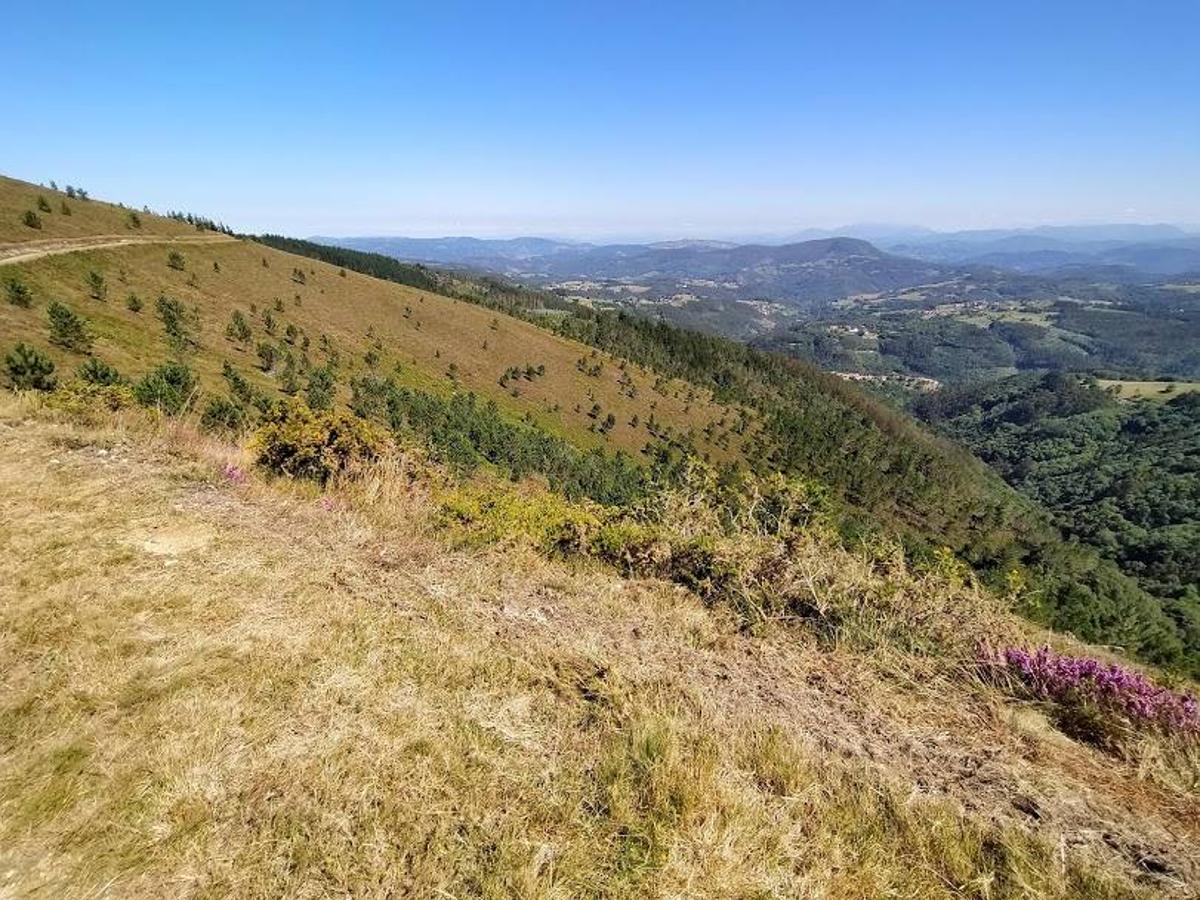 Fotos: Ruta de las Brañas Vaqueiras de Cudillero por el Parque Eólico Pumar