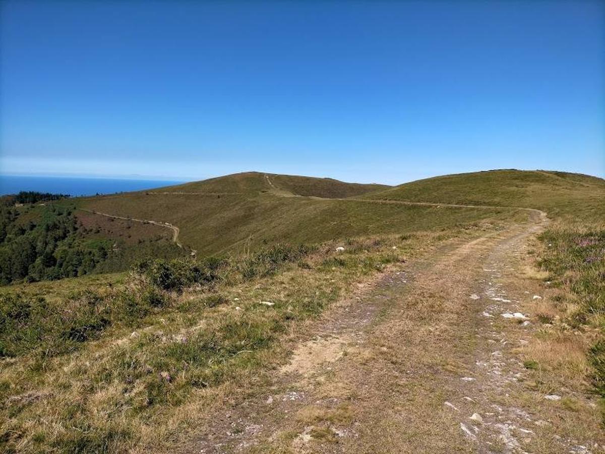 Fotos: Ruta de las Brañas Vaqueiras de Cudillero por el Parque Eólico Pumar