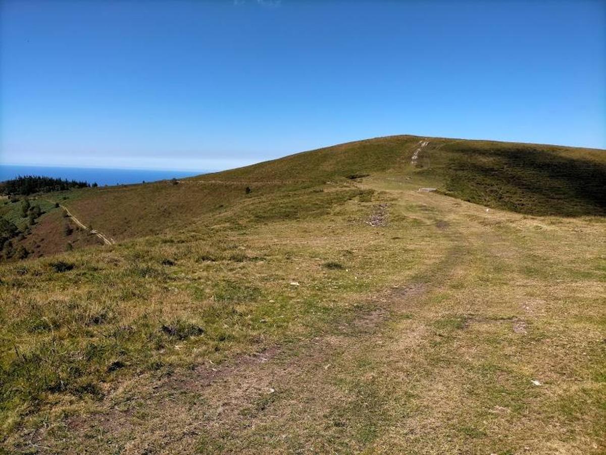 Fotos: Ruta de las Brañas Vaqueiras de Cudillero por el Parque Eólico Pumar