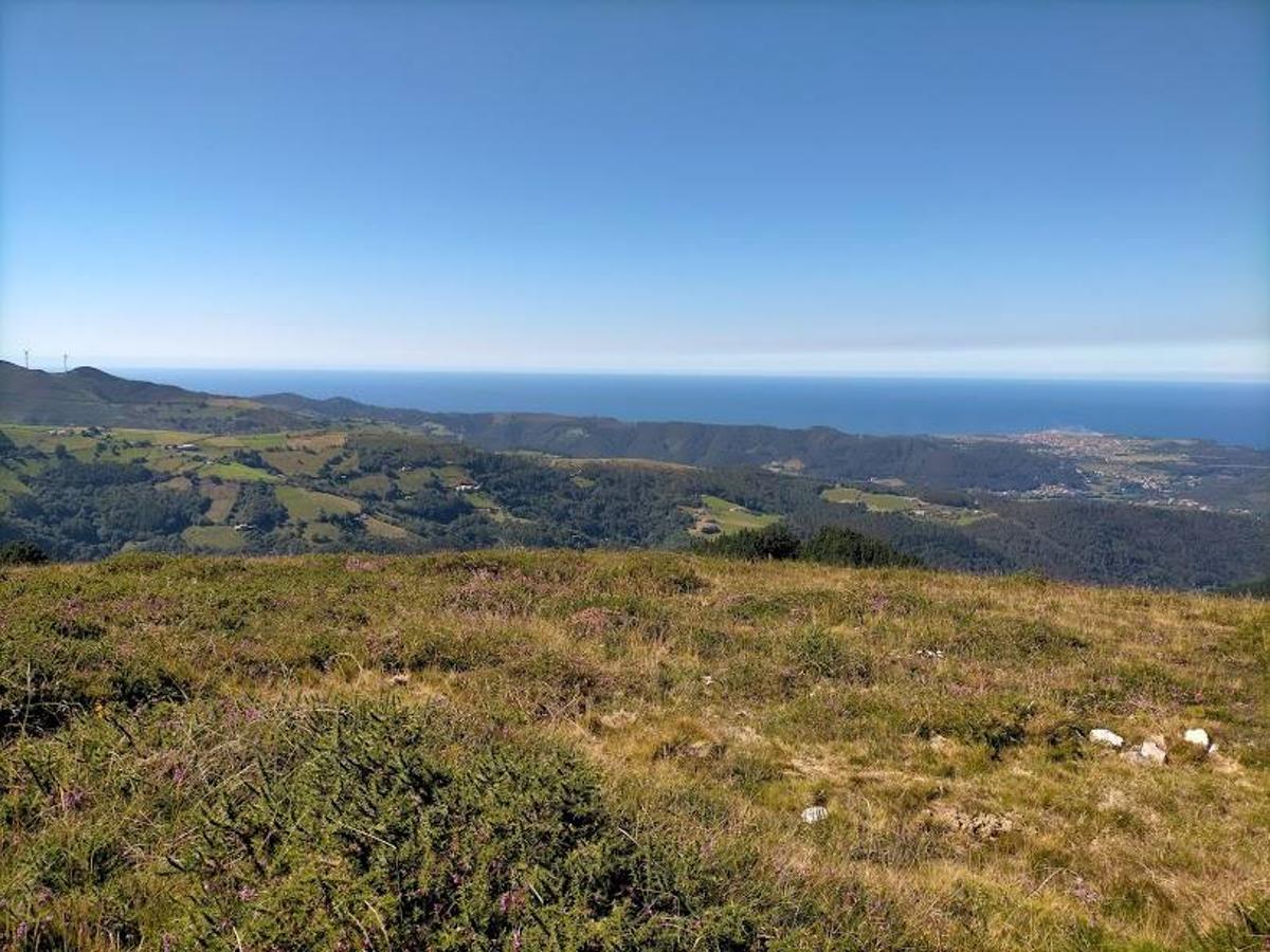 Fotos: Ruta de las Brañas Vaqueiras de Cudillero por el Parque Eólico Pumar