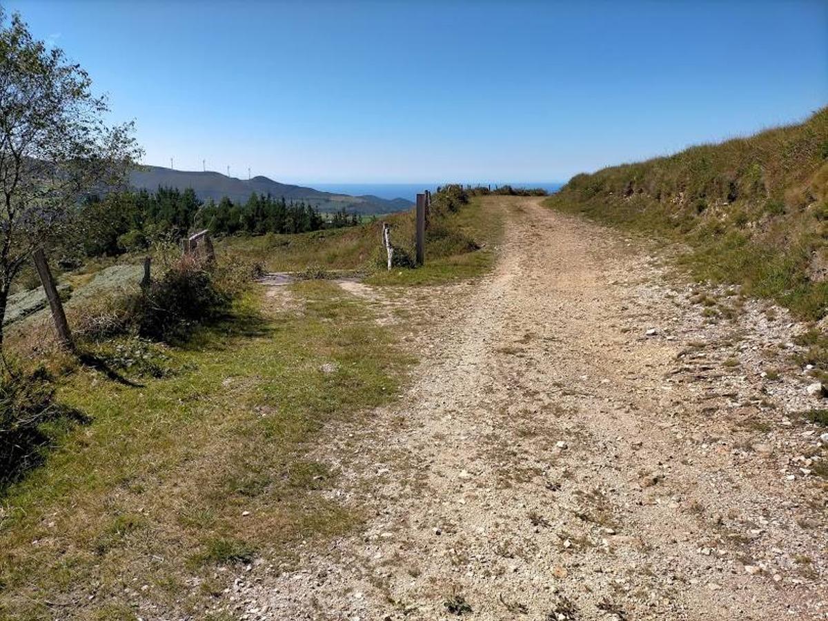 Fotos: Ruta de las Brañas Vaqueiras de Cudillero por el Parque Eólico Pumar