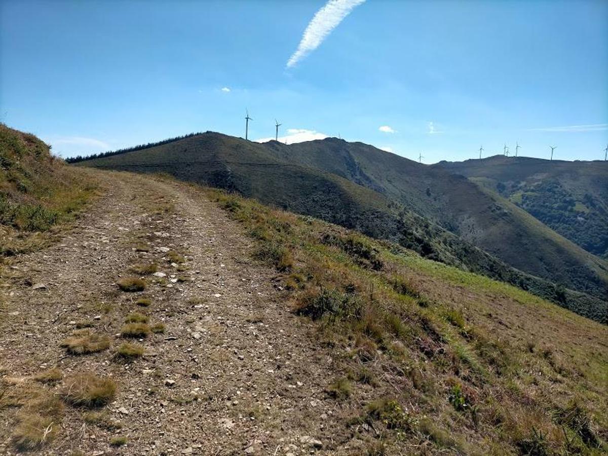 Fotos: Ruta de las Brañas Vaqueiras de Cudillero por el Parque Eólico Pumar