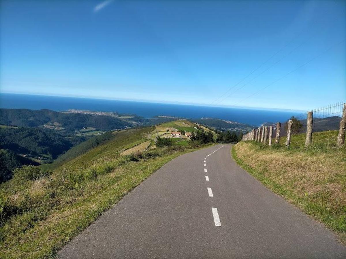 Fotos: Ruta de las Brañas Vaqueiras de Cudillero por el Parque Eólico Pumar