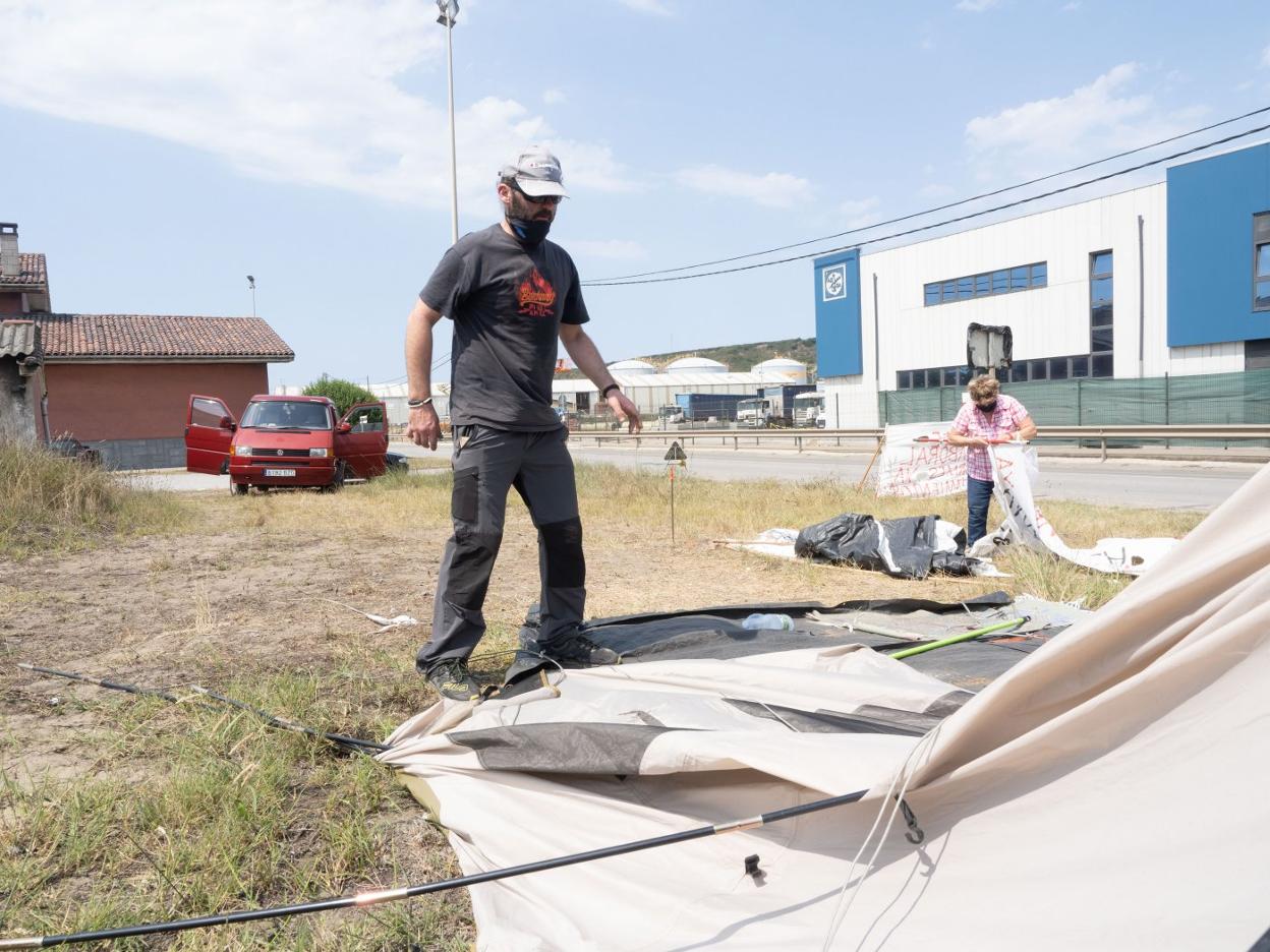 David Peláez desmontó ayer la tienda de campaña desde la que siguió la huelga de hambre. 