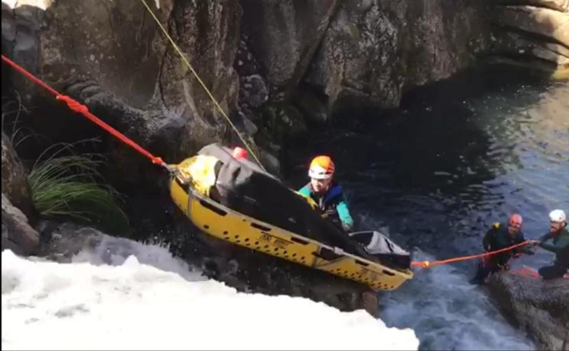 Simulacro de evacuación de una camilla con un accidentado en un barranco. 