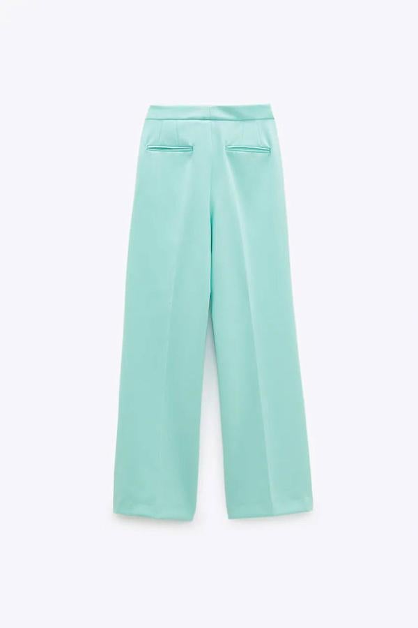 Pantalón flare con bajo acabado en línea evasé de Zara, 7,99 euros.