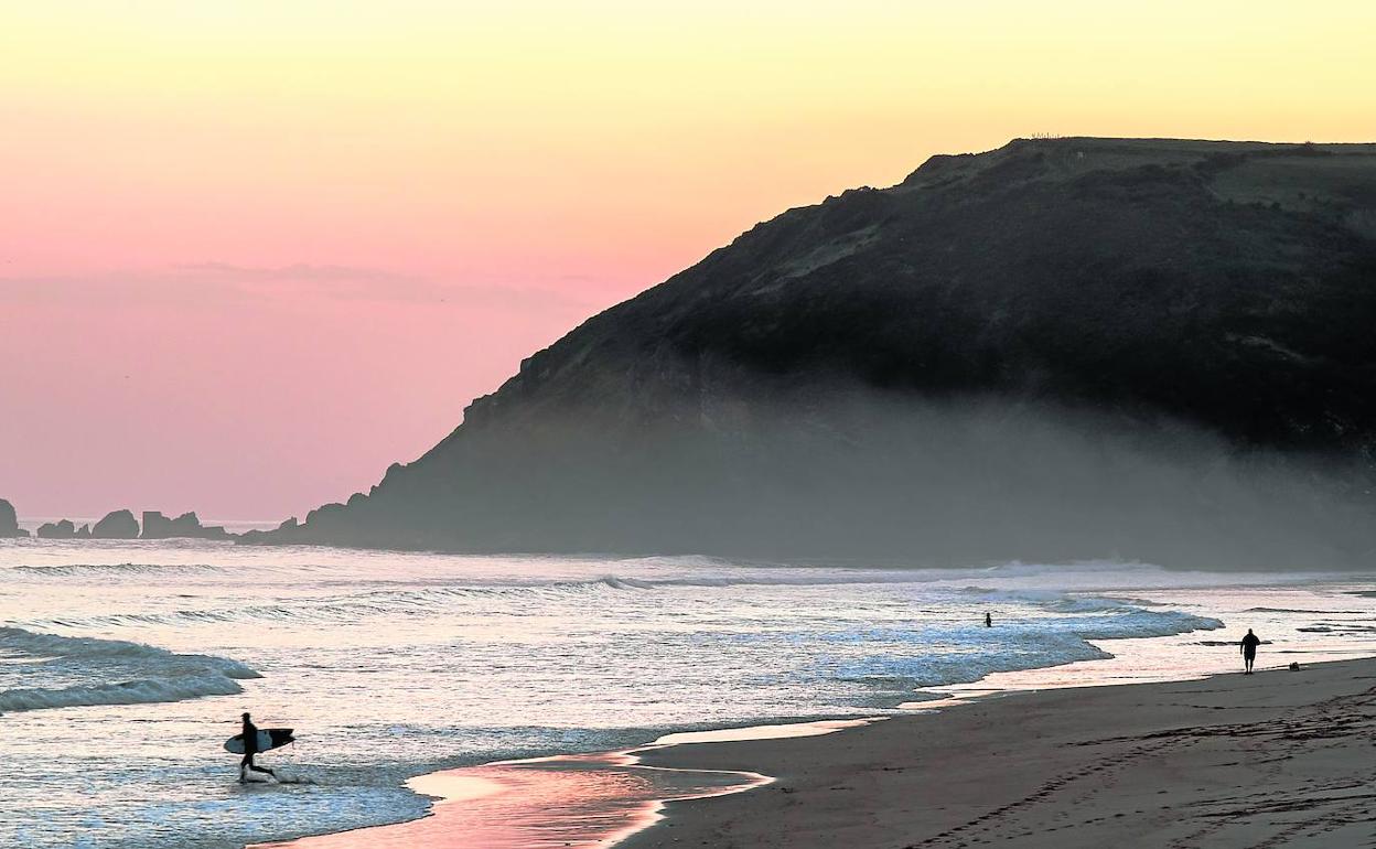 Surfistas en la playa de Zarautz.