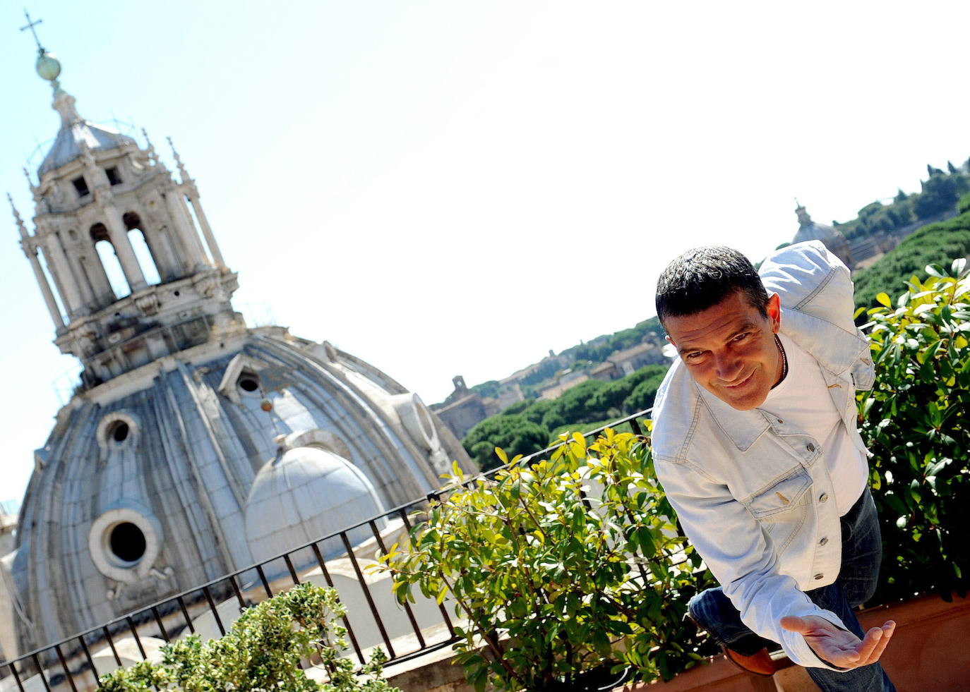 Actor, director, productor y empresario, Antonio Banderas cumple 60 años rodeado de sus seres queridos y con celebración en su Málaga natal, inmerso, como siempre, en mil proyectos laborales que son su seña de identidad