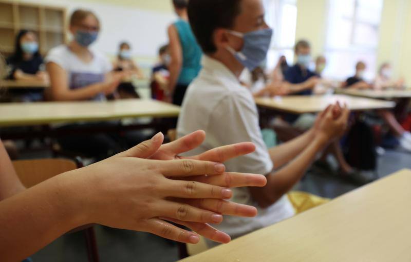 Los geles y las mascarillas se incorporan a las aulas la capital alemana. 