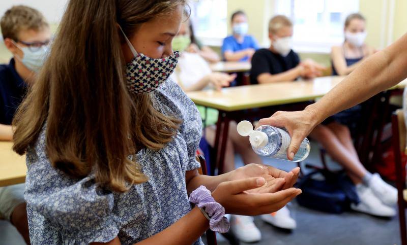 Los geles y las mascarillas se incorporan a las aulas la capital alemana. 