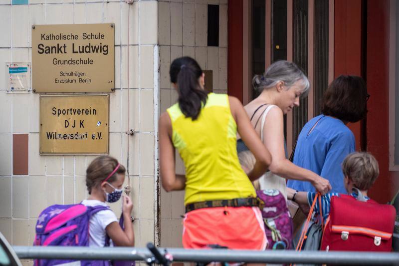 Los geles y las mascarillas se incorporan a las aulas la capital alemana. 