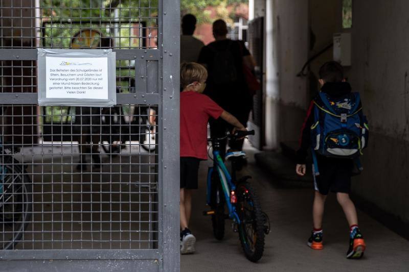 Los geles y las mascarillas se incorporan a las aulas la capital alemana. 