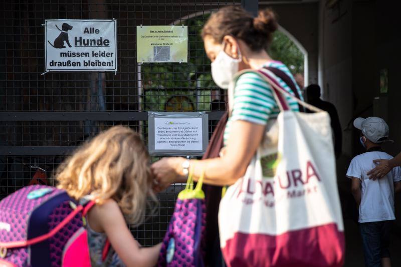 Los geles y las mascarillas se incorporan a las aulas la capital alemana. 