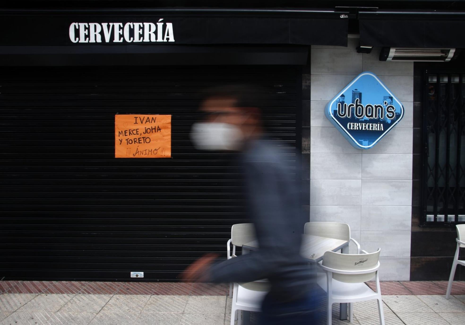 Cartel de ánimo dedicado al personal del Urban's tIsabel Pérez en su peluquería: «Los clientes cancelaban las citas, esta semana va mejor». 