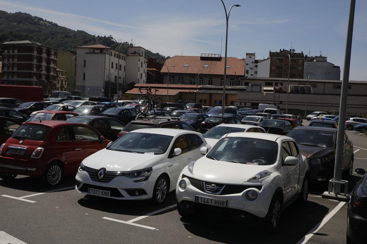 El aparcamiento disuasorio de Oñón, repleto de coches. 
