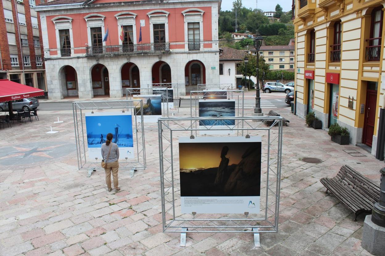 La plaza del Ayuntamiento es uno de los tres enclaves de Infiesto donde se exponen las fotos. 