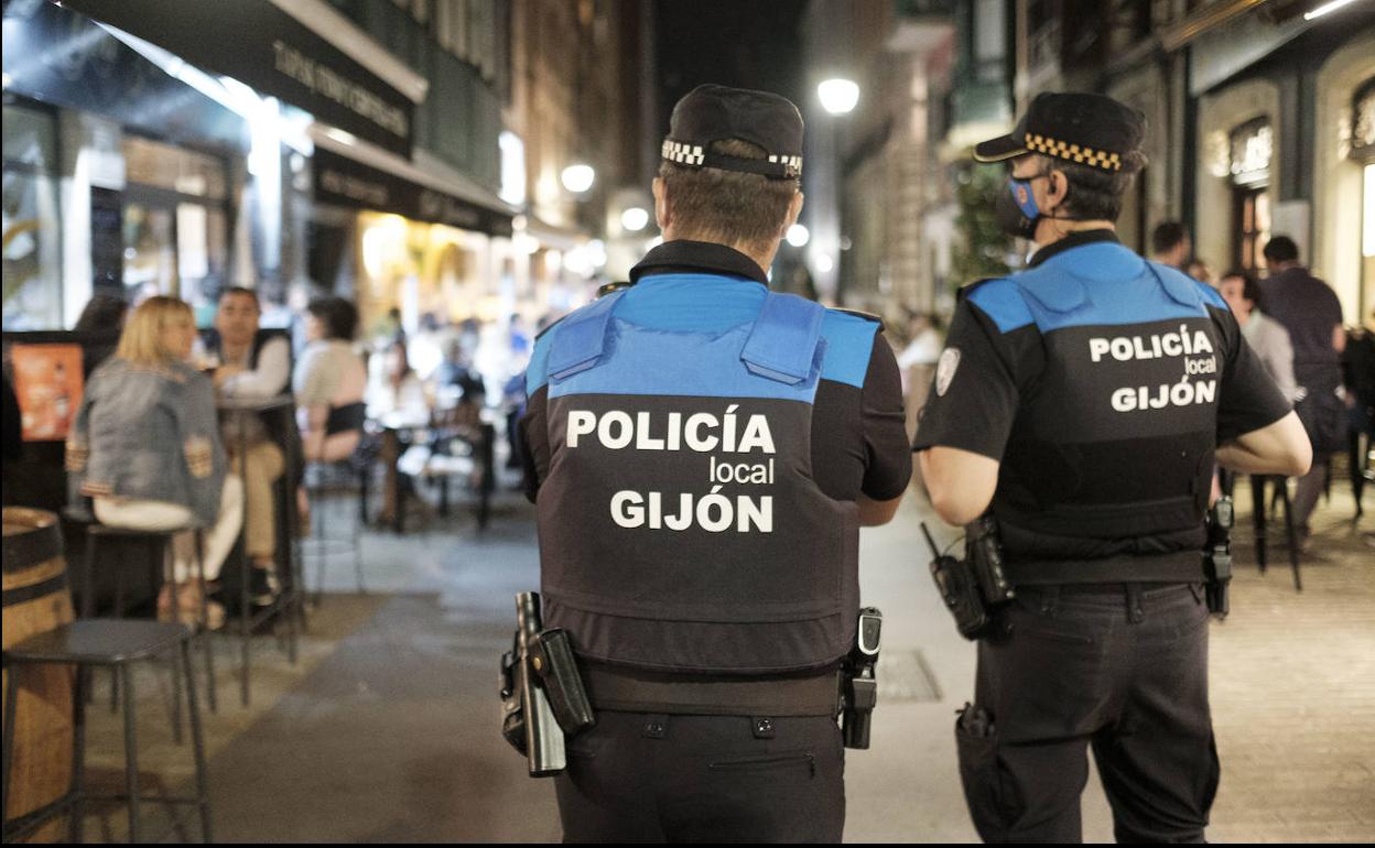 Agentes de la Policía Local de Gijón, en las zonas de ocioi nocturno. 