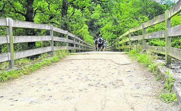 Firme suelto en un puente de la zona de Tuñón.