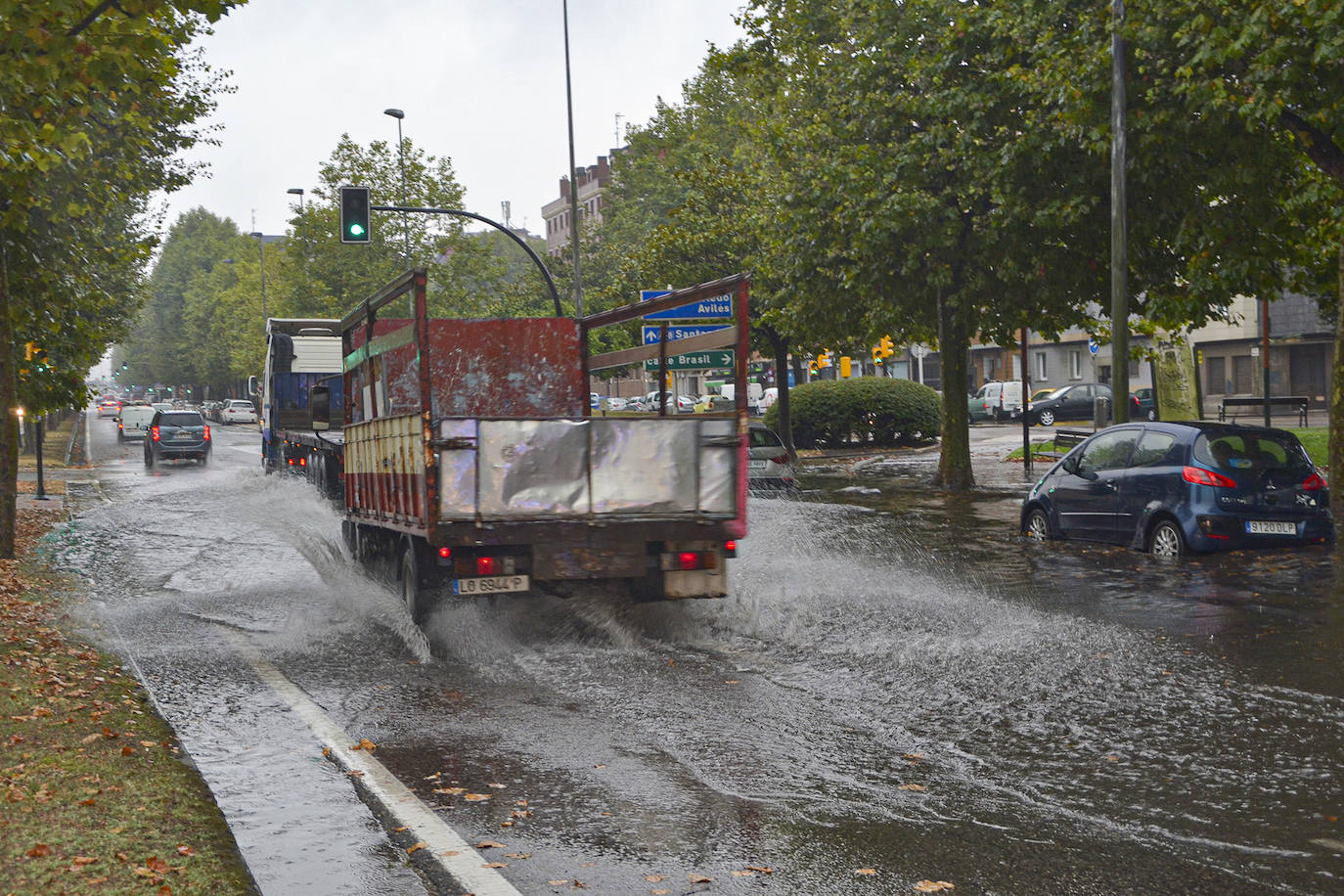 La región, que se encuentra en alerta naranja por una gota fría, se vio sorprendida por las fuertes precipitaciones.