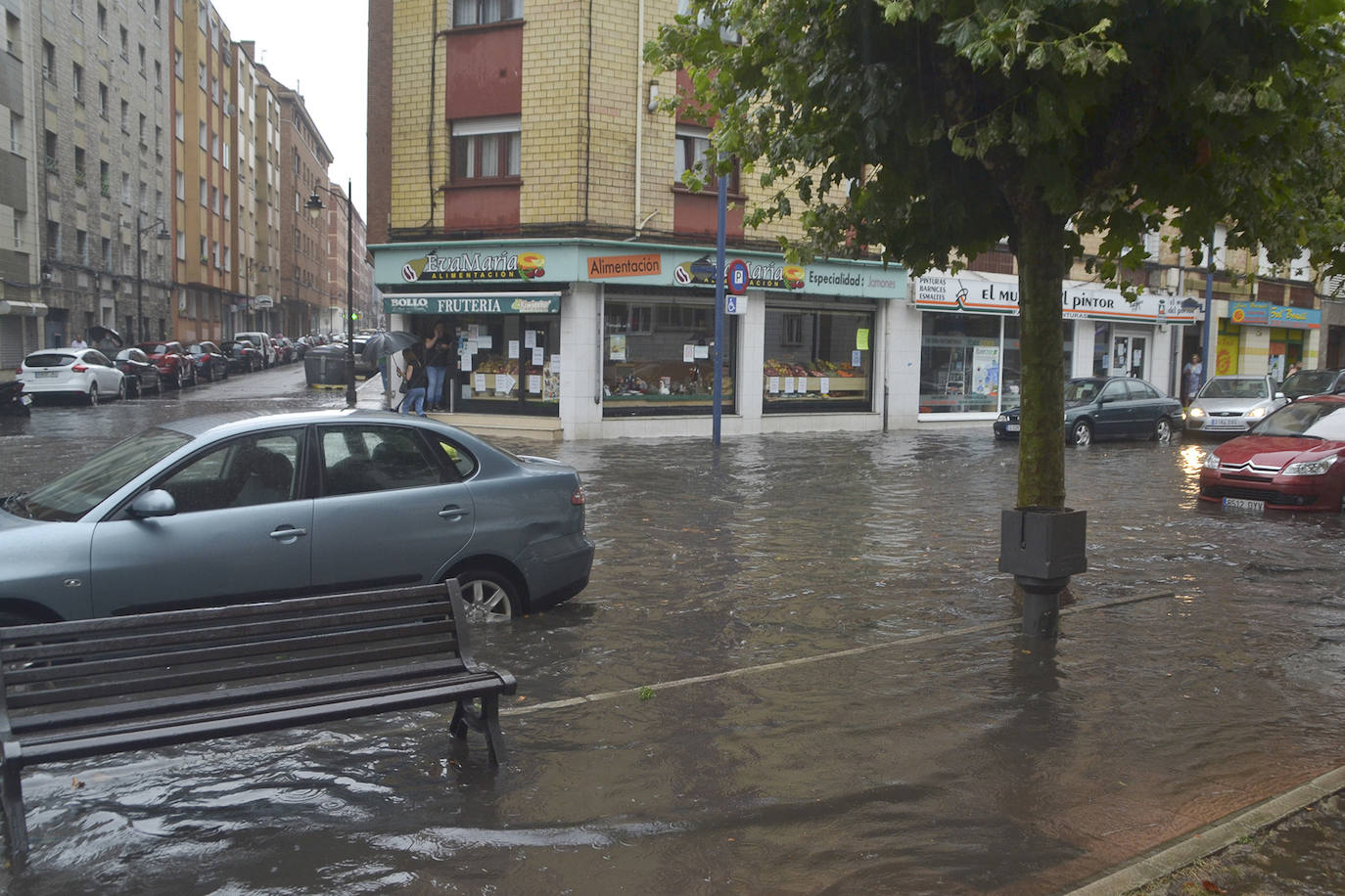 La región, que se encuentra en alerta naranja por una gota fría, se vio sorprendida por las fuertes precipitaciones.