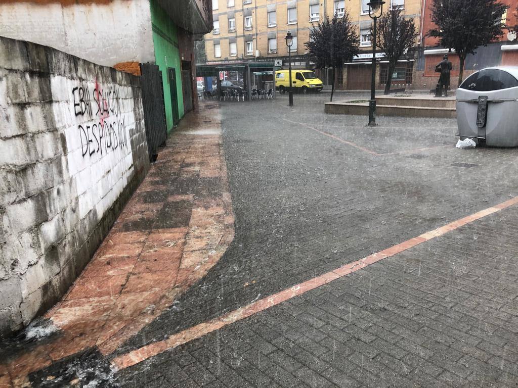 La región, que se encuentra en alerta naranja por una gota fría, se vio sorprendida por las fuertes precipitaciones.