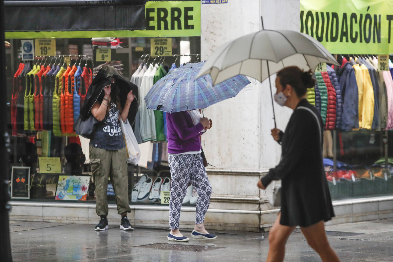 La región, que se encuentra en alerta naranja por una gota fría, se vio sorprendida por las fuertes precipitaciones.