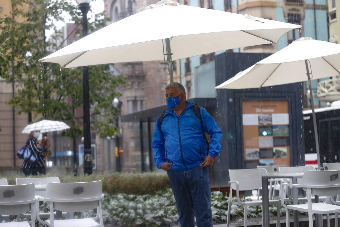 La región, que se encuentra en alerta naranja por una gota fría, se vio sorprendida por las fuertes precipitaciones.