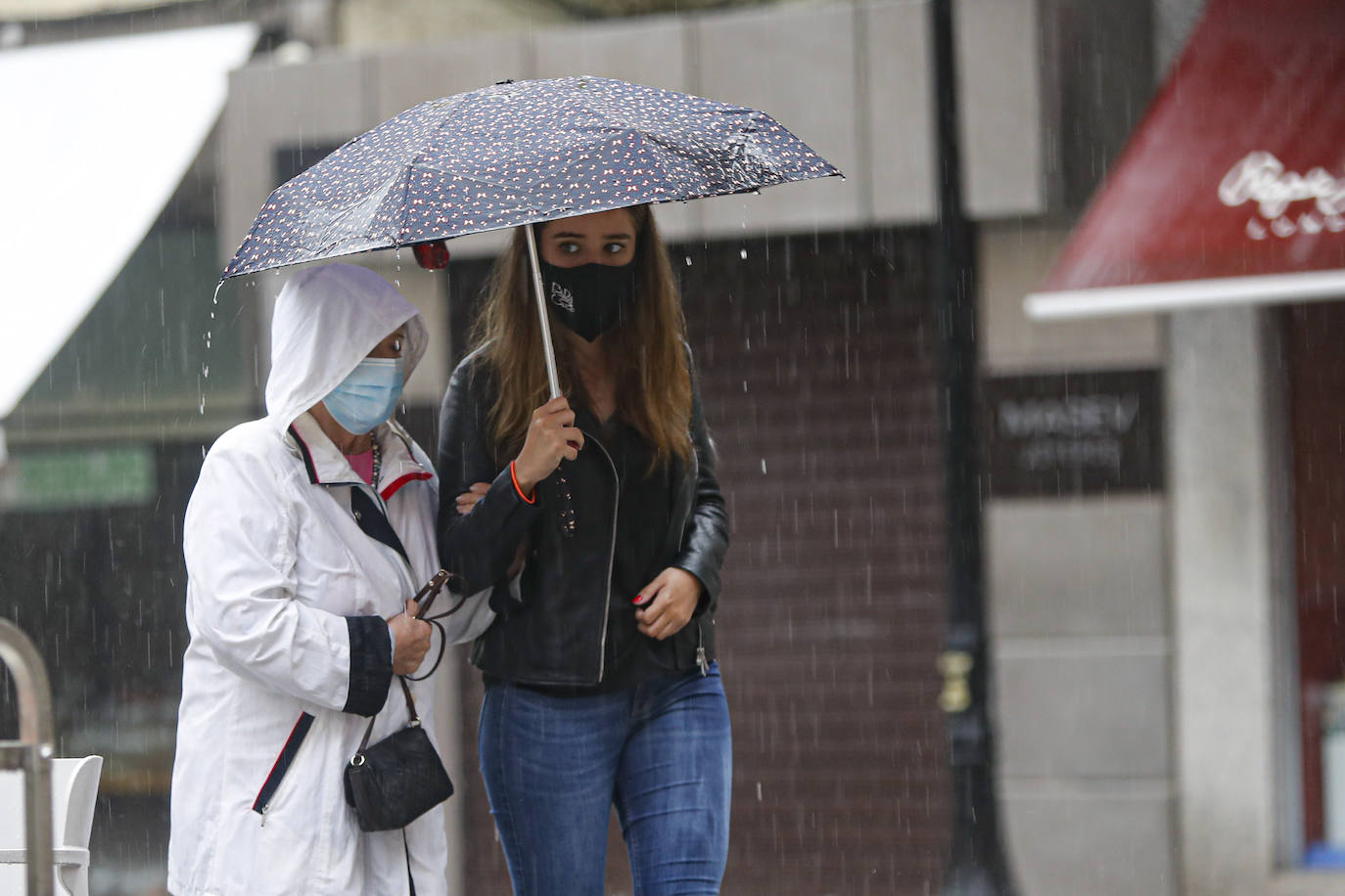 La región, que se encuentra en alerta naranja por una gota fría, se vio sorprendida por las fuertes precipitaciones.