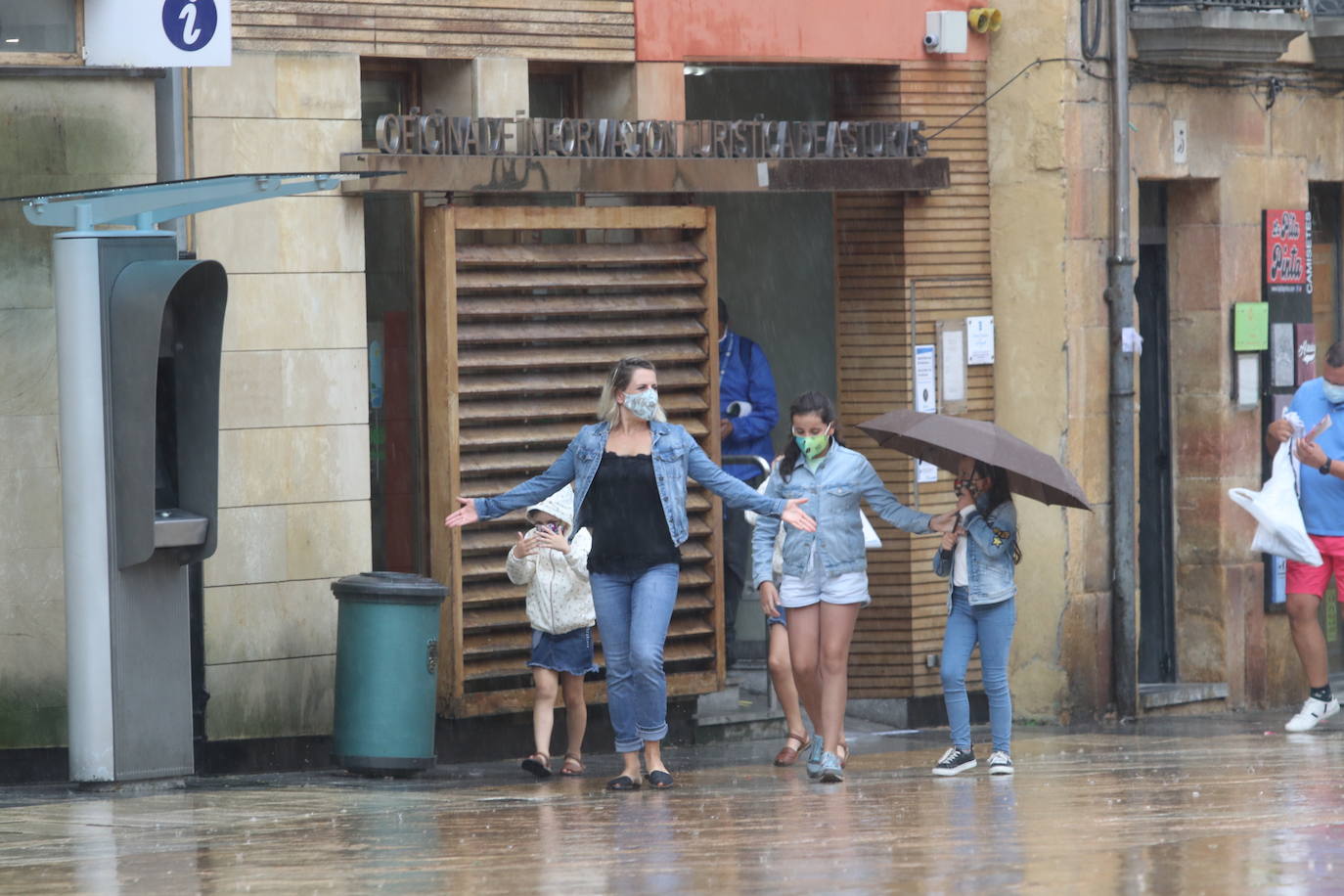 La región, que se encuentra en alerta naranja por una gota fría, se vio sorprendida por las fuertes precipitaciones.