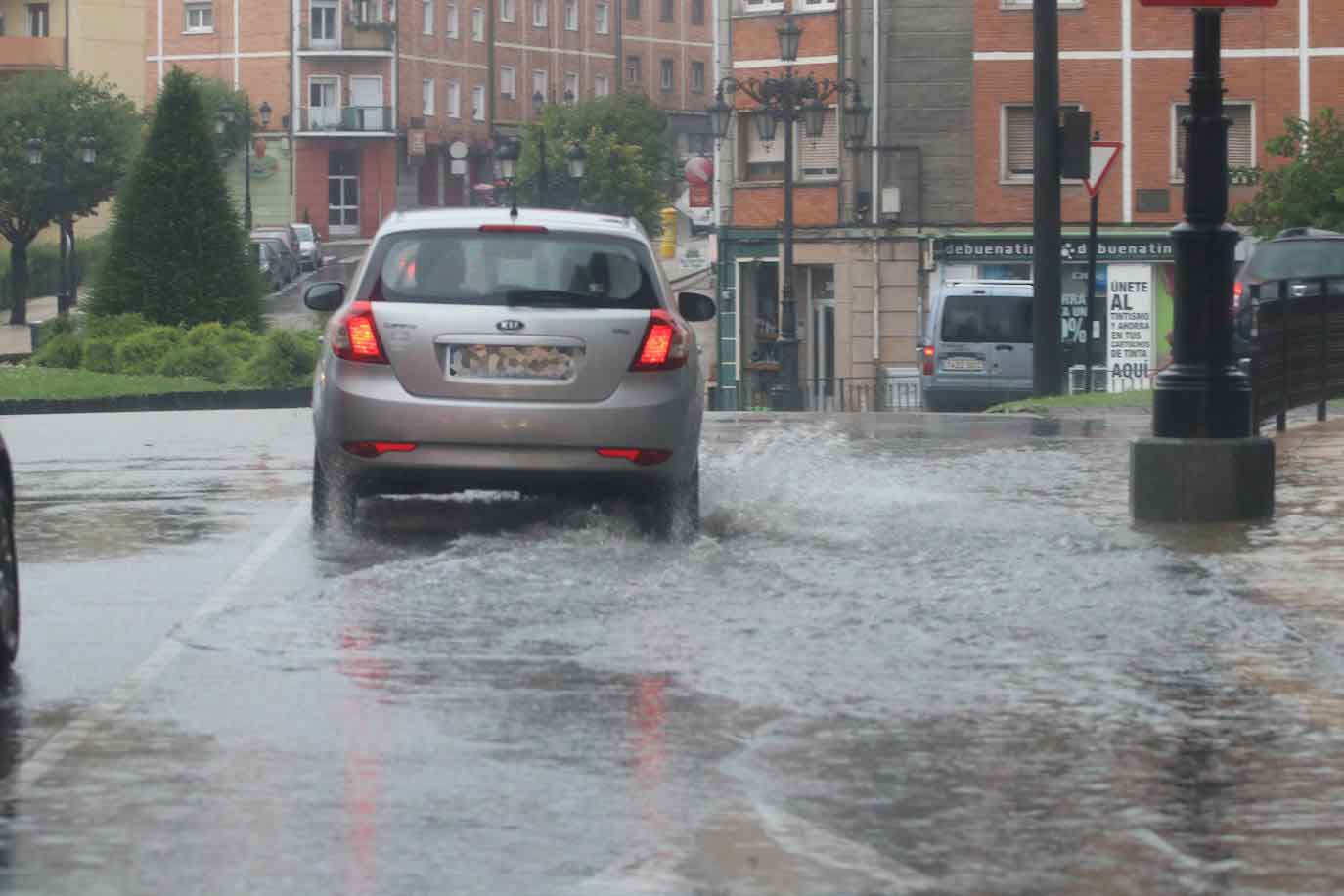 La región, que se encuentra en alerta naranja por una gota fría, se vio sorprendida por las fuertes precipitaciones.