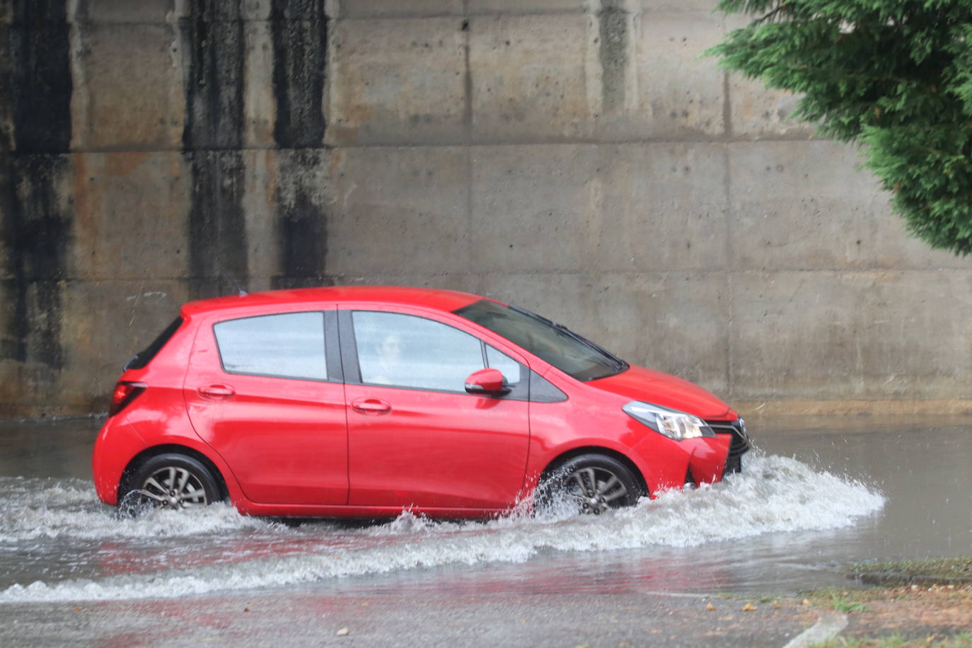 La región, que se encuentra en alerta naranja por una gota fría, se vio sorprendida por las fuertes precipitaciones.