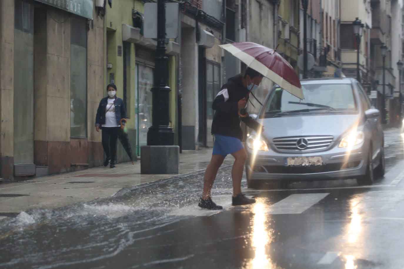 La región, que se encuentra en alerta naranja por una gota fría, se vio sorprendida por las fuertes precipitaciones.